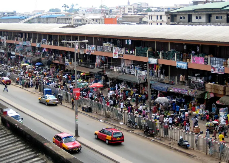 Innenstadt von Kumasi, Ghana, mit viel Verkehr und Personen
