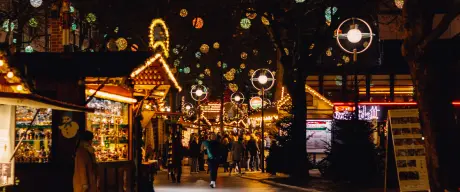 Ein Blick in die Dortmunder Weihnachtsstadt, es leuchten viele verschiedene Lampen an den Ständen