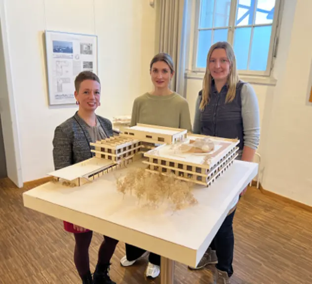 Isolde Parussel, Leiterin des Hoesch-Museums, zusammen mit Daniela Lüllmann, Projektleitung Projektentwicklung und -controlling und Linda Zimmer, Teamleitung Technische Projektentwicklung vom Fachbereich Liegenschaften der Stadt Dortmund vor einem Entwurf von Studierenden der FH Dortmund.