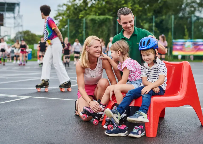 Eine Frau mit zwei Kindern auf einer Bank