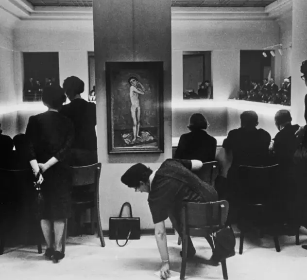Menschen stehen vor einem Gemälde bei einer Ausstellungseröffnung im Museum Ostwall.