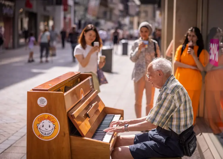 Die bekannte Spiel-Mich-Aktion mit frei zugänglichen Klavieren im öffentlichen Raum wird diesen Sommer vom City-Fonds gefördert.