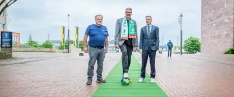 Manfred Schepp, Oberbürgermeister Westphal und Martin Sauer stehen auf dem Grünen Teppich