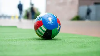 Ein EURO-Fußball auf dem grünen Teppich