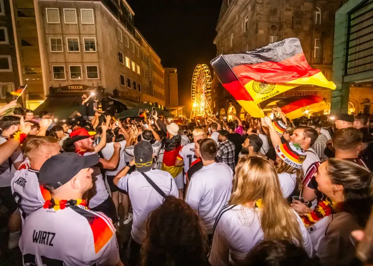 Fans der deutschen Nationalmannschaft jubeln in der Dortmunder Innenstadt