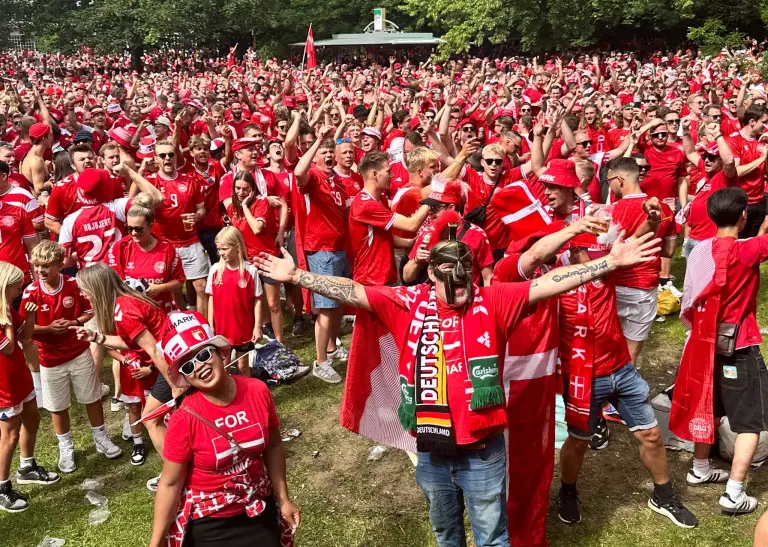 Dänische Fans in der Stadt