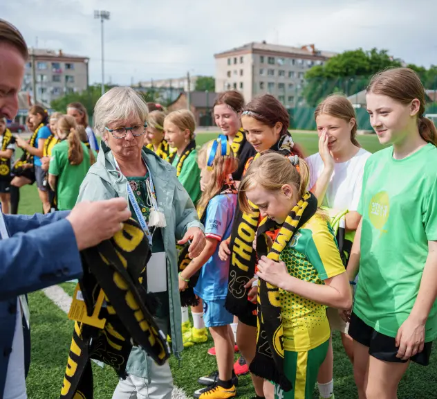 Zur großen Freude der jungen Fußballspieler*innen verteilte Bürgermeisterin Barbara Brunsing BVB-Artikel für die Jugend- und Mädchenmannschaften der Fußballakademie Schytomyr.