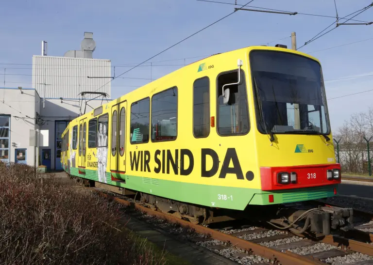 Die DSW21 ist bereit für die Europameisterschaft 2024: Eine U-Bahn wurde im typischen Gelb der Entsorgungsbetriebe gestaltet mit dem Schriftzug: Wir sind da!