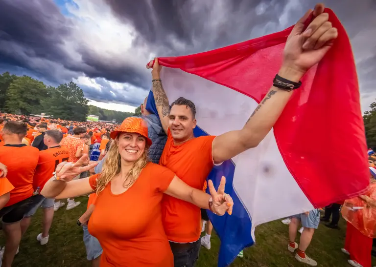 Niederländer feiern beim Halbfinale im Westfalenpark - trotz schlechtem Wetter.