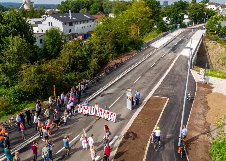 Die Brücke Am Remberg aus der Luft.