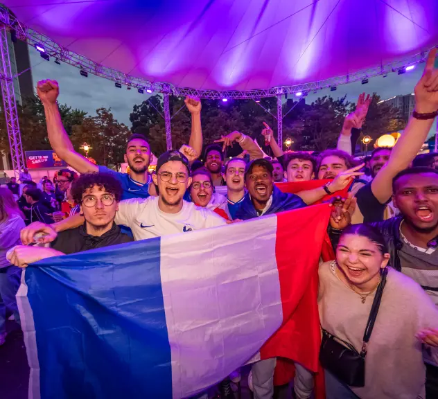 Französische Fans auf dem Friedensplatz. 