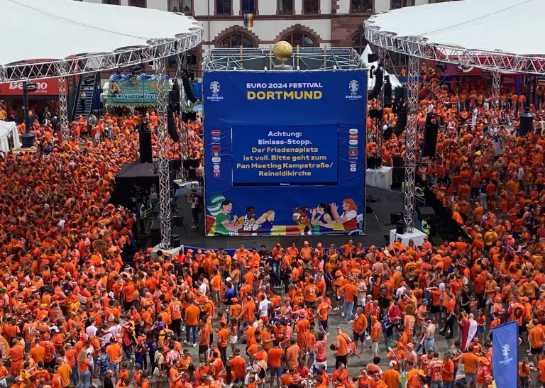 Tausende niederländische Fans feiern auf dem Friedensplatz. 