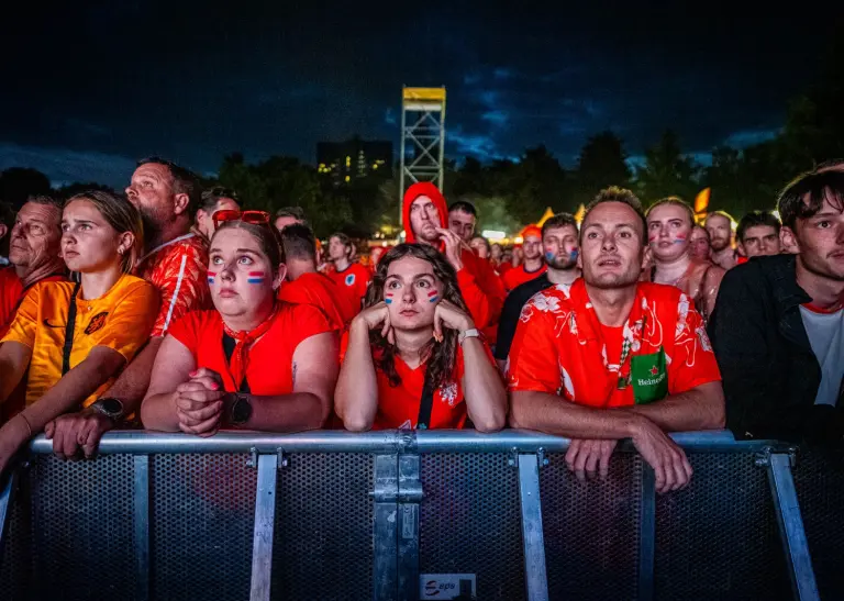 Traurige Niederländer beim Public Viewing nachdem sie im Halbfinale der UEFA Euro 2024 gegen England verloren.
