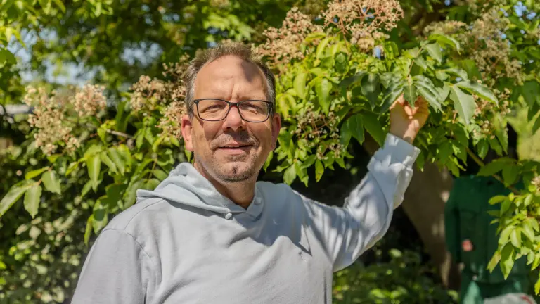 Direktor des Botanischen Gartens Rombergpark Patrick Knopf in der Heidelandschaft des Gartens