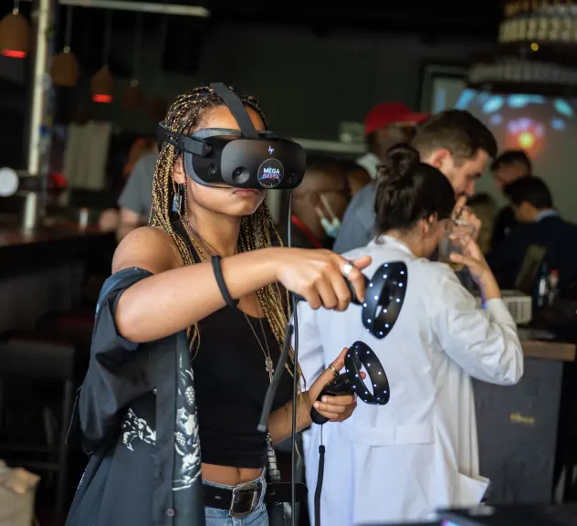 Zwei junge Frauen haben eine VR-Brille auf.