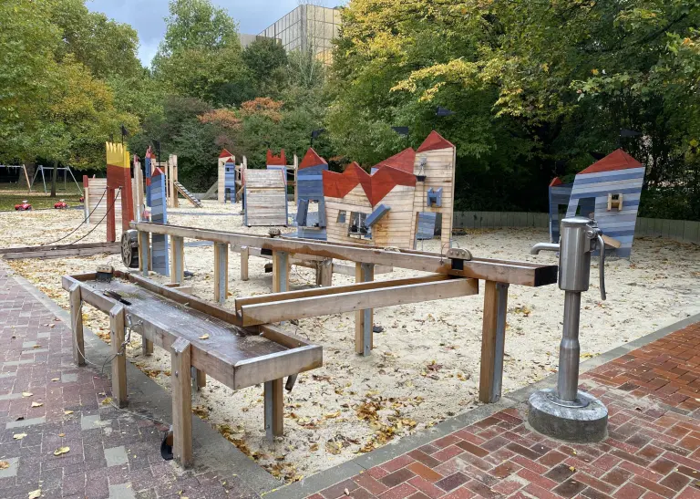 Der neue Spielplatz zeigt Spielgeräte für Kinder bis acht Jahre.