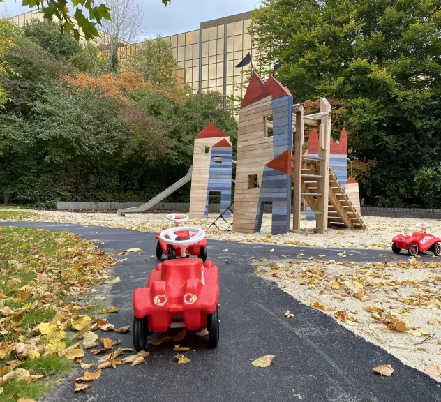 Eine Bobbycar-Strecke verläuft um ganz viele Spielgeräte.