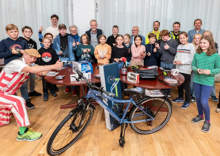 Sie alle haben ihr Geschick auf dem Rad unter Beweis gestellt und durften sich dafür tolle Preise aussuchen: Die Finalist*innen des Wettbewerbs "Meister auf dem Fahrrad 2024".