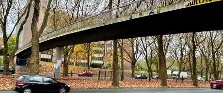 Die Fußgänger- und Fahrrad-Brücke an der Bundestraße 1 in Dortmund.