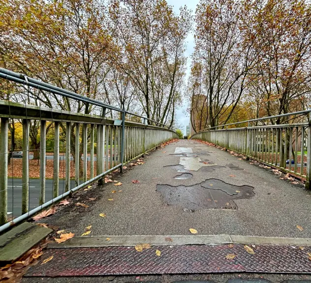 Die Brücke an der Chemnitzer Straße ist in einem sanierungsbedürftigen Zustand.