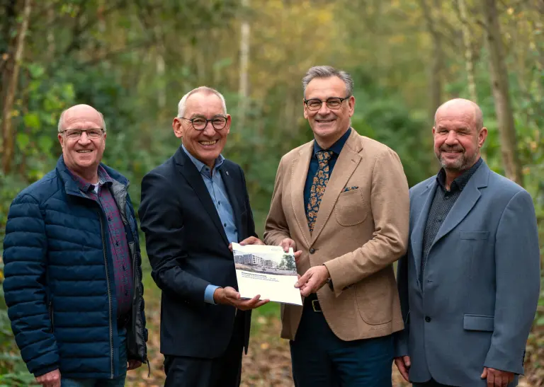 Regierungspräsident Heinrich Böckelühr (2.v.l.) übergibt zusammen mit Ralf Bunse (l.) und Rüdiger Schulz (r., beide von der BRA) den Förderbescheid an Stefan Szuggat von der Stadt Dortmund 