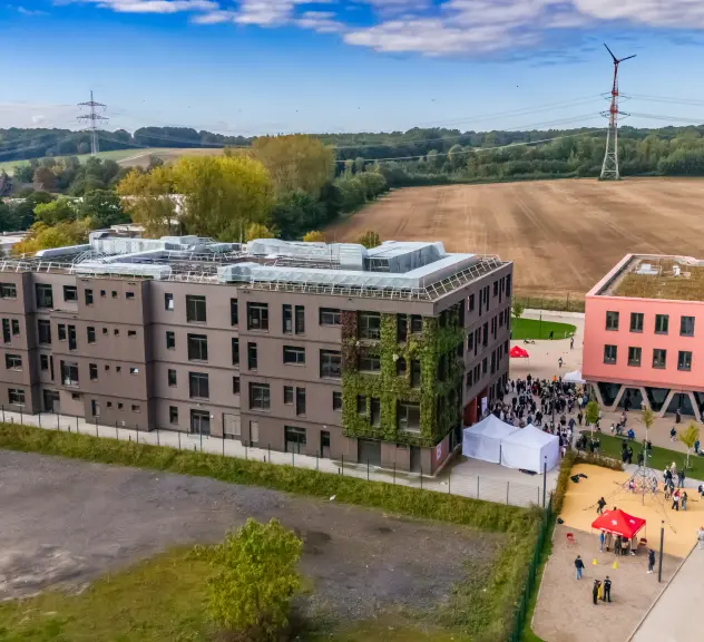 Zu sehen ist die Reinoldi-Gesamtschule aus der Vogelperspektive.