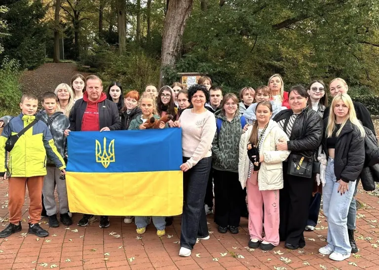 Ukrainische Kinder besuchen den Zoo Dortmund.