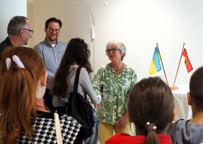 Bürgermeisterin Barbara Büsing begrüßt die internationalen Gäste im Rathaus.