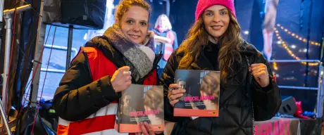 Zu sehen sind links Eva Lindemann (Gleichstellungsbüro der Stadt Dortmund) und die Boxerin Christina Hammer.