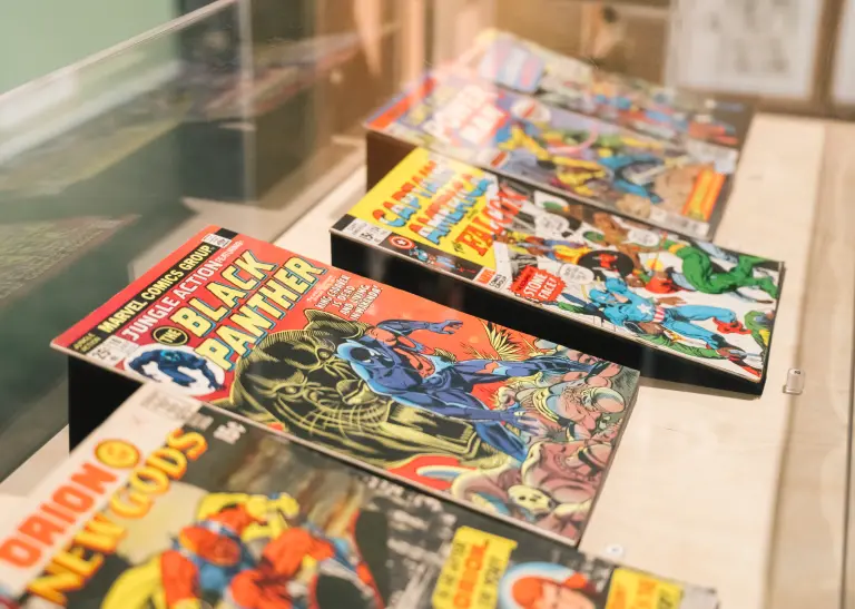 Original-Comics in einer Ausstellungsvitrine