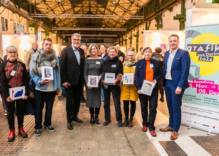 Gruppenfoto von links nach rechts: Elly Valk-Verheijen, Daniel Kireth, Oberbürgermeister Thomas Westphal, Eva Zimnoch, Gode Klingemann, Susanne Grytzka, Anett Frontzek und Sebastian Junker vom Vorstand der Sparkasse Dortmund.