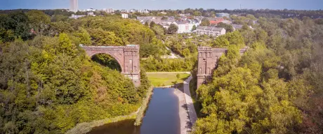 Blick auf das Viadukt Phoenix West und anliegendes Gewässer