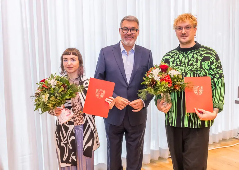 Oberbürgermeister Thomas Westphal gratuliert Jana Kerima Stolzer und Lex Rütten.