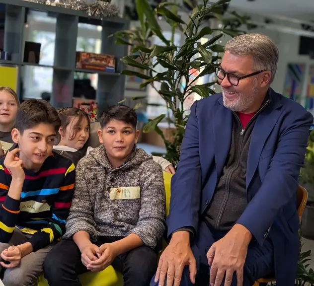 OB Westphal bei der Kindersprechstunde in der Jugendfreizeitstätte KESS