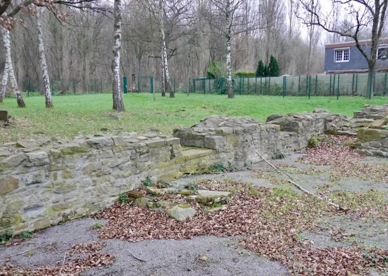 Der Heimatverein Mengede lässt das Bodendenkmal Haus Mengede virtuell wieder auferstehen. Das Projekt ist noch im Gange - demnächst wird das Grünflächenamt die Fläche verschönern, damit der Ort aufgewertet wird.