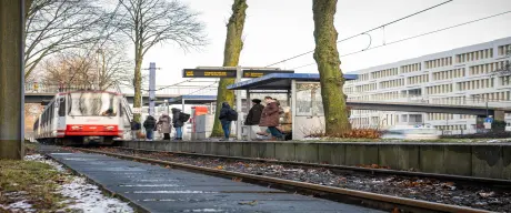 Die U47 in Richtung Westerfilde fährt die Haltestelle Stadtkrone Ost an.