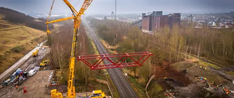 Der Mittelteil der Brücke Haldensprung wird von einem Kran aufgesetzt.