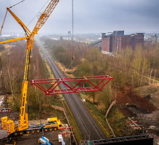 Der Mittelteil der Brücke Haldensprung wird von einem Kran aufgesetzt.