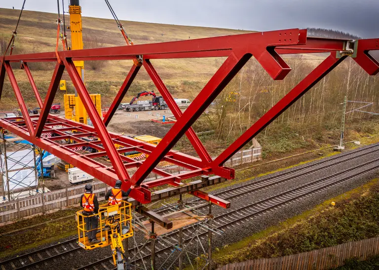 Der Mittelteil der Brücke Haldensprung wird von einem Kran aufgesetzt.