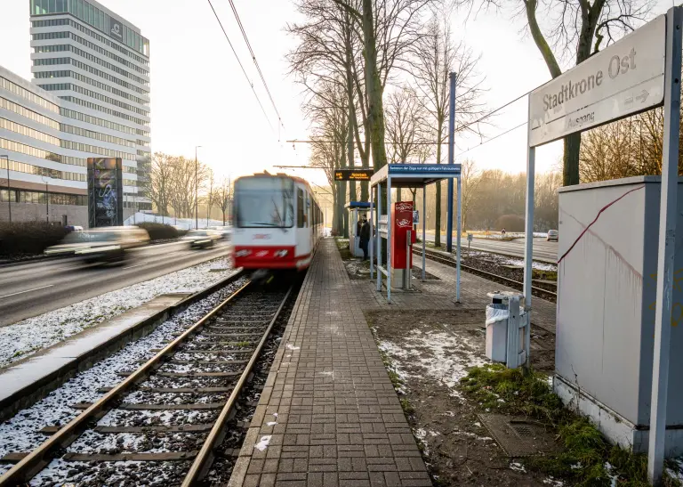 Die U47 an der Haltestelle Stadtkrone Ost.