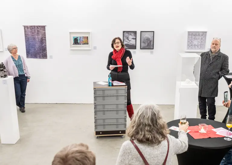 Hendrikje Spengler, Leiterin Kulturbüro, bei der Eröffnung der Ausstellung im SUPERRAUM.