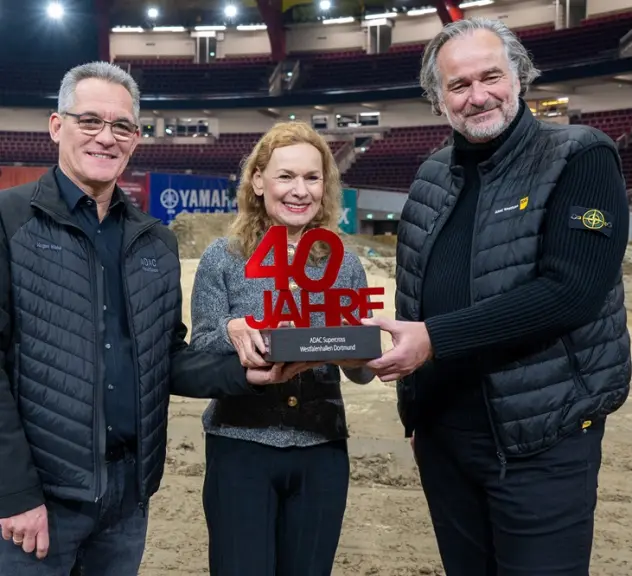 Sabine Loos übergab den Award an Jürgen Hieke (l) und Ferry M. M. Franz.