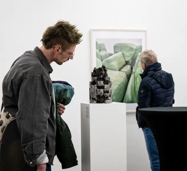 Besucher vor „Flötotto“ in der Ausstellung „Einblicke in die Dortmunder Kunst“