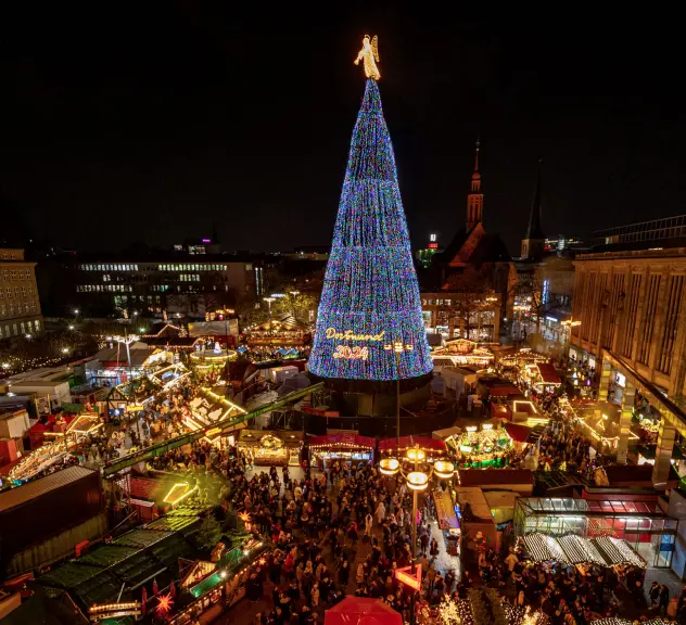 Blick von oben auf den Hansaplatz mit beleuchtetem Weihnachtsbaum 2024