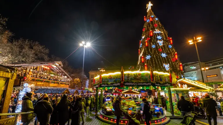 Besucher*innen auf der Dortmunder Weihnachtsstadt vor dem Weihnachtsbaum