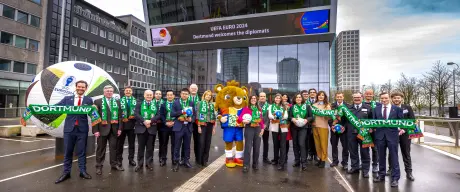 Diplomat*innen aus 17 Ländern bei einer Informationsveranstaltung zur UEFA EURO 2024 im Deutschen Fußballmuseum.