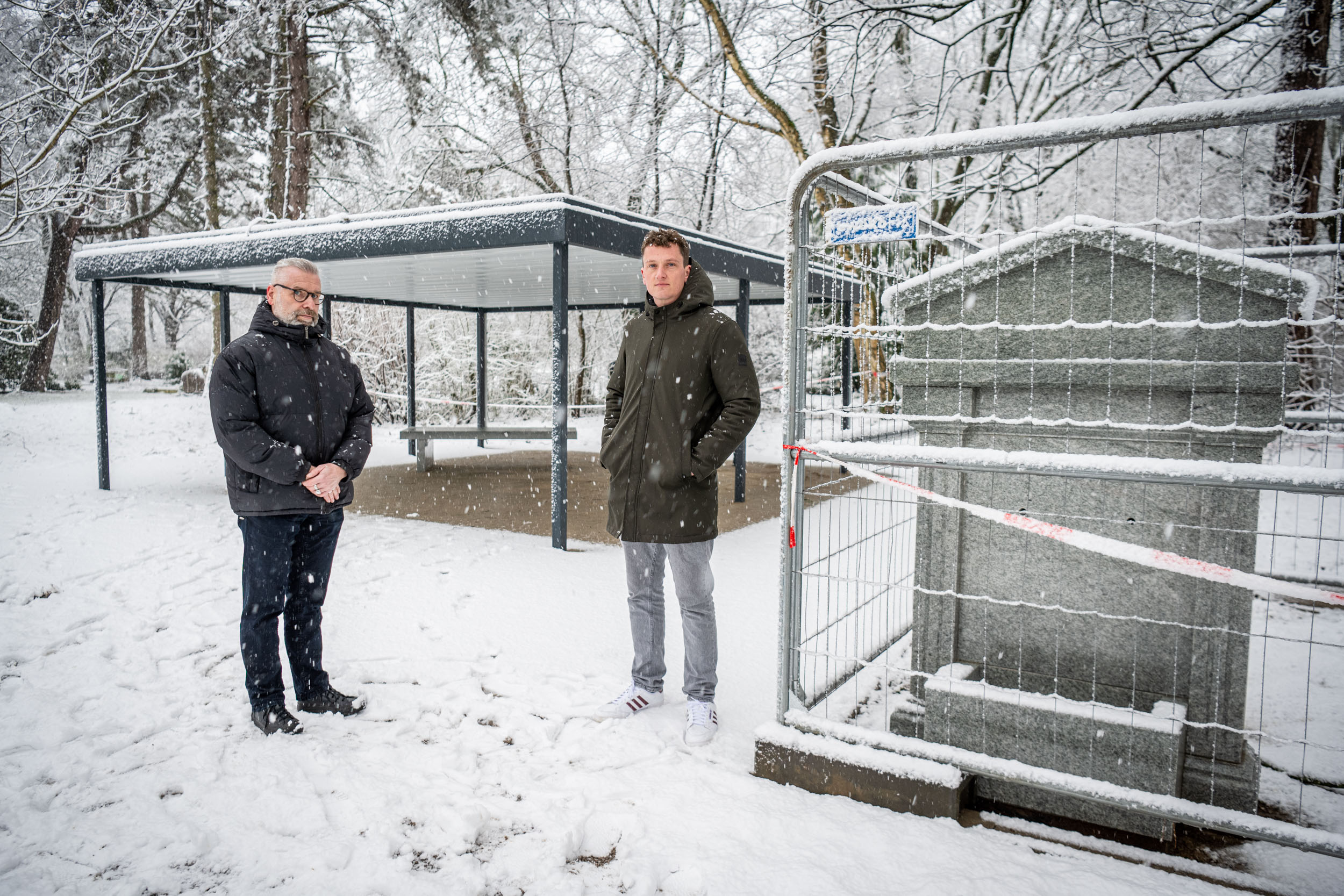 Gernot Willeke, Geschäftsleiter der Friedhöfe Dortmund (l.), und Alexander Berger, der den Bau koordiniert, vor dem neuen Gebetsplatz. Der 1000 Kilo schwere Tisch und die Überdachung stehen schon, auch die Waschstelle wurde bereits aufgebaut. Beendet werden die Arbeiten jedoch erst im Frühling. 