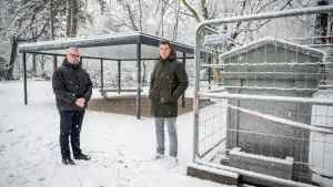 Gernot Willeke, Geschäftsleiter der Friedhöfe Dortmund (l.), und Alexander Berger, der den Bau koordiniert, vor dem neuen Gebetsplatz. Der 1000 Kilo schwere Tisch und die Überdachung stehen schon, auch die Waschstelle wurde bereits aufgebaut. Beendet werden die Arbeiten jedoch erst im Frühling. 