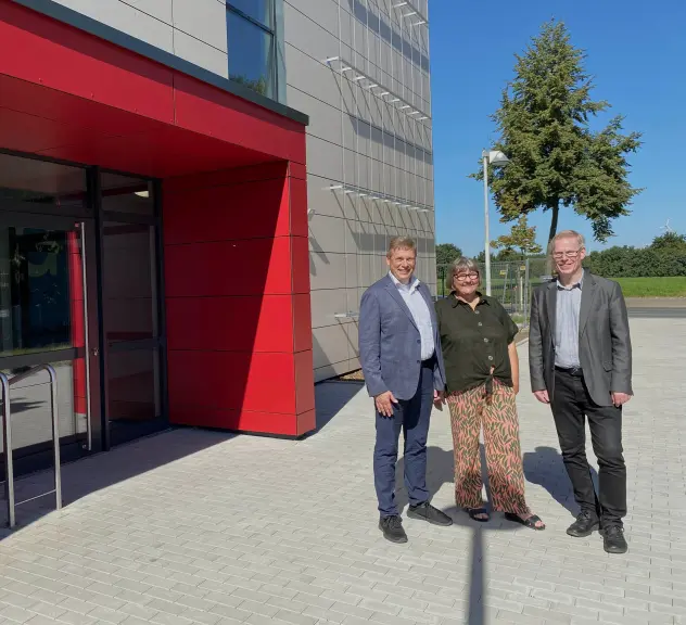 Baudezernent Arnulf Rybicki und der stellvertretende Leiter vom Fachbereich Schule, Martin Depenbrock, freuen sich mit Schulleiterin Sabine Schmidt-Strehlau.