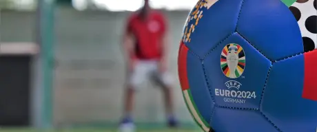EURO2024-Ball auf Rasen vor Tor mit Torwart.